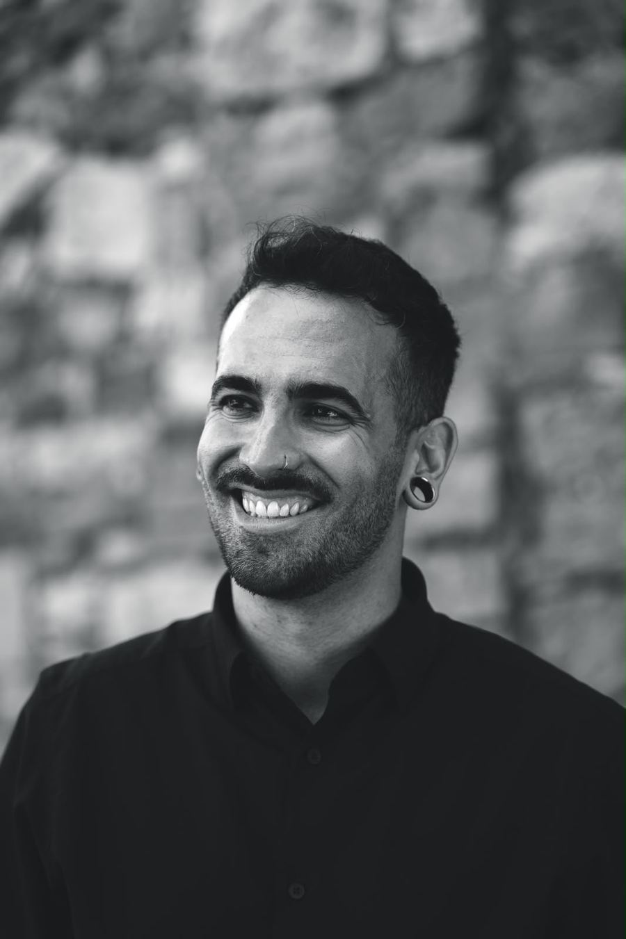 Retrato en blanco y negro de Marc Torrecillas sonriendo